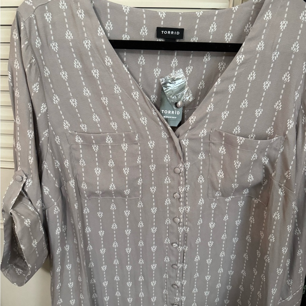 Torrid Taupe Patterned Blouse NWT size 2